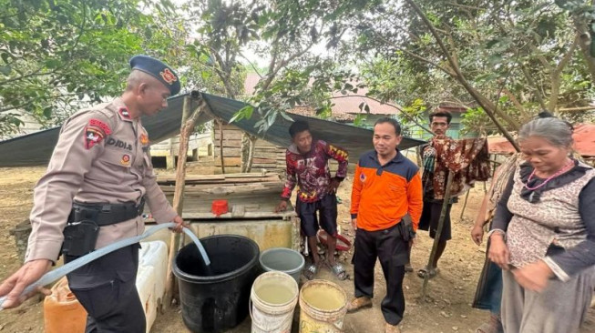 Brimob Jambi Salurkan Ribuan Liter Air Bersih untuk Suku Anak Dalam